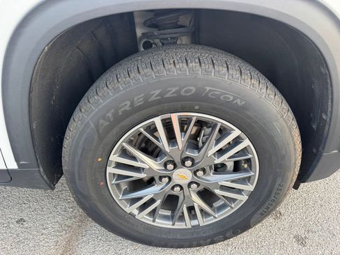 Used 2025 Chevrolet Traverse LT image 10