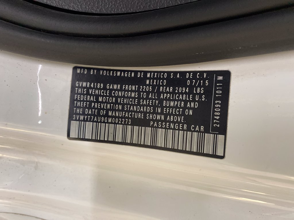 Used 2016 Volkswagen Golf 2-Door FWD image 18