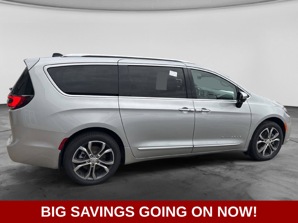 New 2026 Chrysler Pacifica Pinnacle w/ Trailer Tow Group AWD/4WD image 4