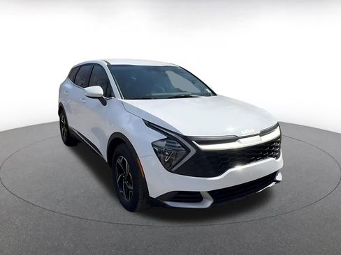 Used 2025 Kia Sportage LX image 3