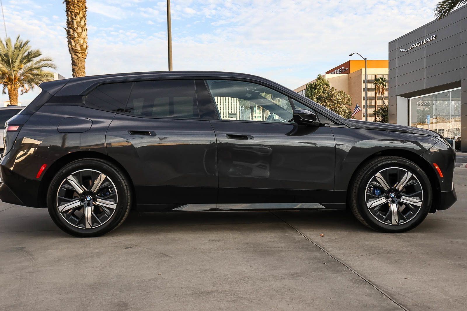 Used 2024 BMW iX xDrive50 w/ Sport Package AWD/4WD image 4