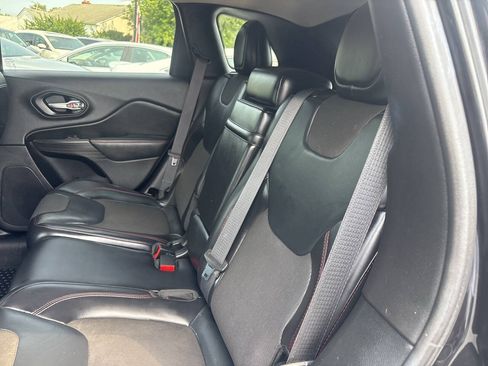 Used 2015 Jeep Cherokee Trailhawk AWD/4WD image 10
