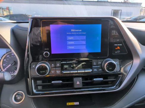 Certified 2024 Toyota Highlander XLE FWD image 11