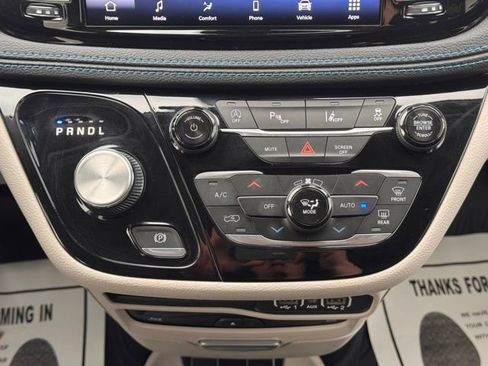 Used 2021 Chrysler Pacifica Touring w/ Uconnect Theater Family Group image 18