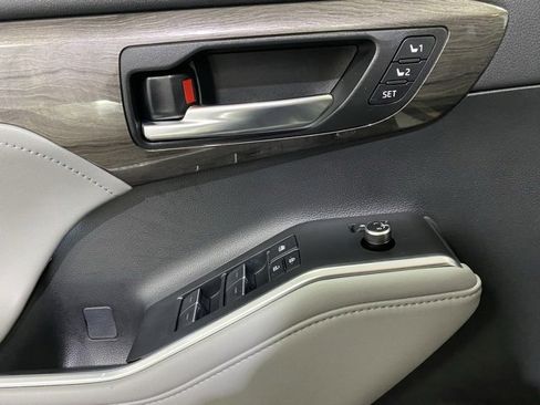 Used 2023 Toyota Highlander Limited image 16