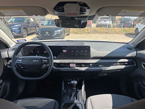 Used 2025 Kia K4 LXS image 32