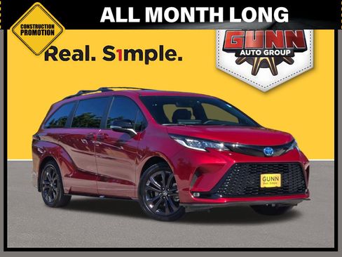 Used 2025 Toyota Sienna XSE FWD image 1