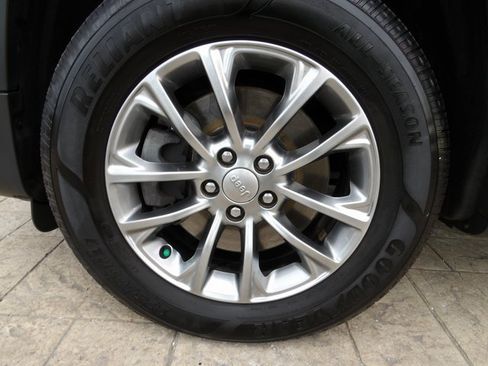 Used 2019 Jeep Cherokee Latitude Plus w/ Cold Weather Group image 15