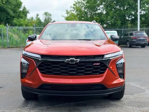 Used 2024 Chevrolet Trax RS w/ Driver Confidence Package FWD image 3
