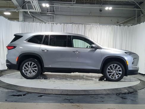 Used 2025 Buick Enclave Preferred image 18