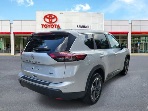 Used 2025 Nissan Rogue SV AWD/4WD image 3