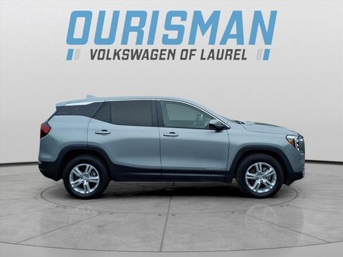 Used 2024 GMC Terrain SLE image 2