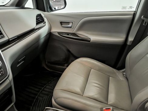 Used 2015 Toyota Sienna XLE Premium image 25