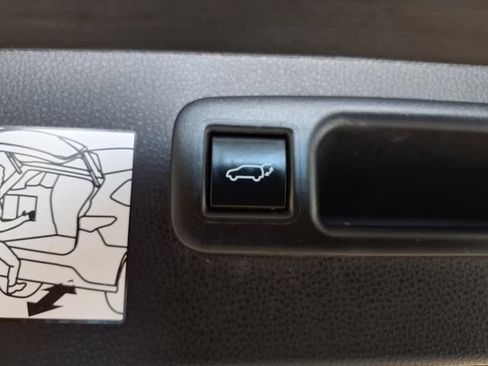 Used 2024 Toyota Highlander XLE AWD/4WD image 24