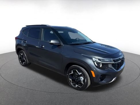 Used 2025 Kia Seltos S image 2