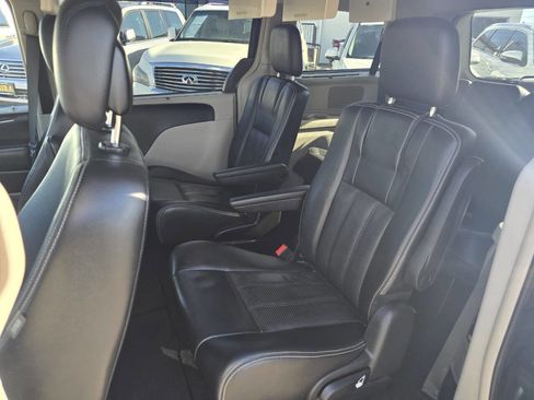 Used 2014 Chrysler Town & Country Touring-L w/ Driver Convenience Group image 10