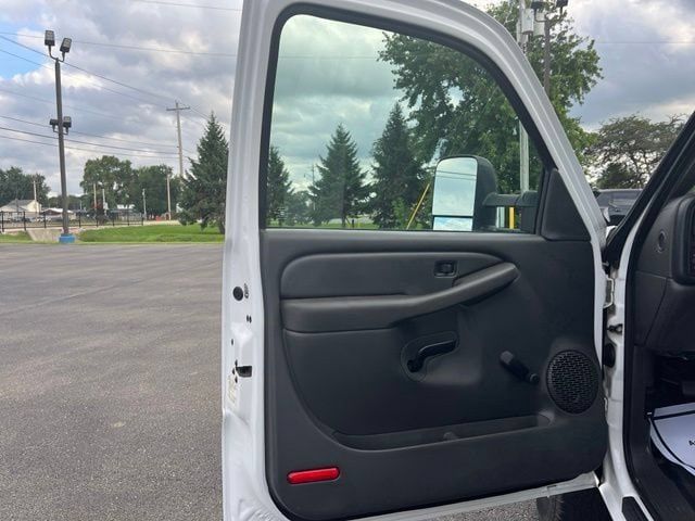 Used 2004 Chevrolet Silverado 2500 W/T RWD image 9