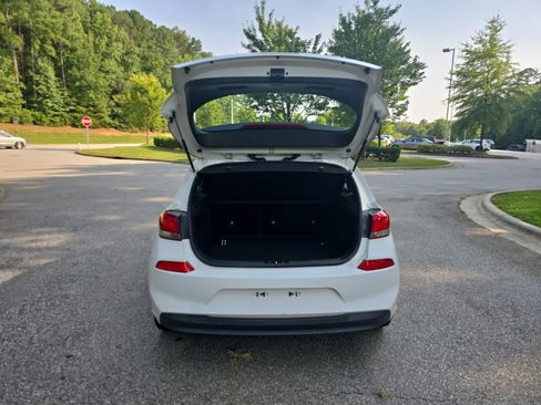 Used 2018 Hyundai Elantra GT FWD image 12