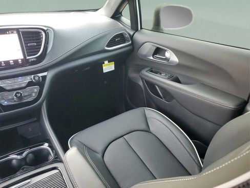 New 2026 Chrysler Pacifica Limited w/ S Appearance Package image 14