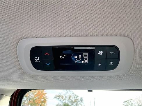 Used 2024 Chrysler Pacifica Touring-L image 10