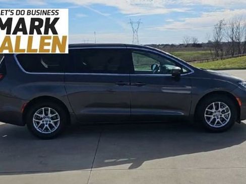 Used 2023 Chrysler Pacifica Touring-L FWD image 9