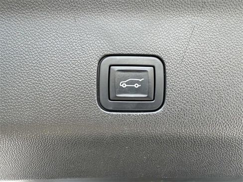 Used 2023 GMC Yukon AT4 w/ Technology Package image 15