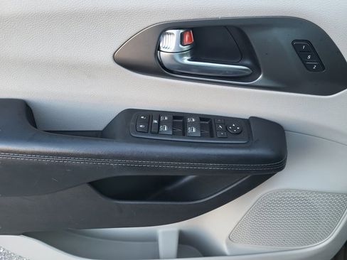 Certified 2019 Chrysler Pacifica Limited image 21