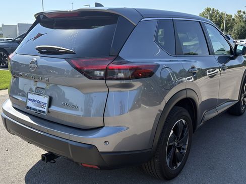 Used 2024 Nissan Rogue SV image 10