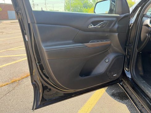 Used 2018 GMC Acadia SLE w/ LPO, Floor Liner Package FWD image 16