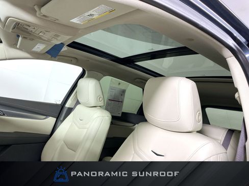 Used 2021 Cadillac XT5 Premium Luxury FWD image 2