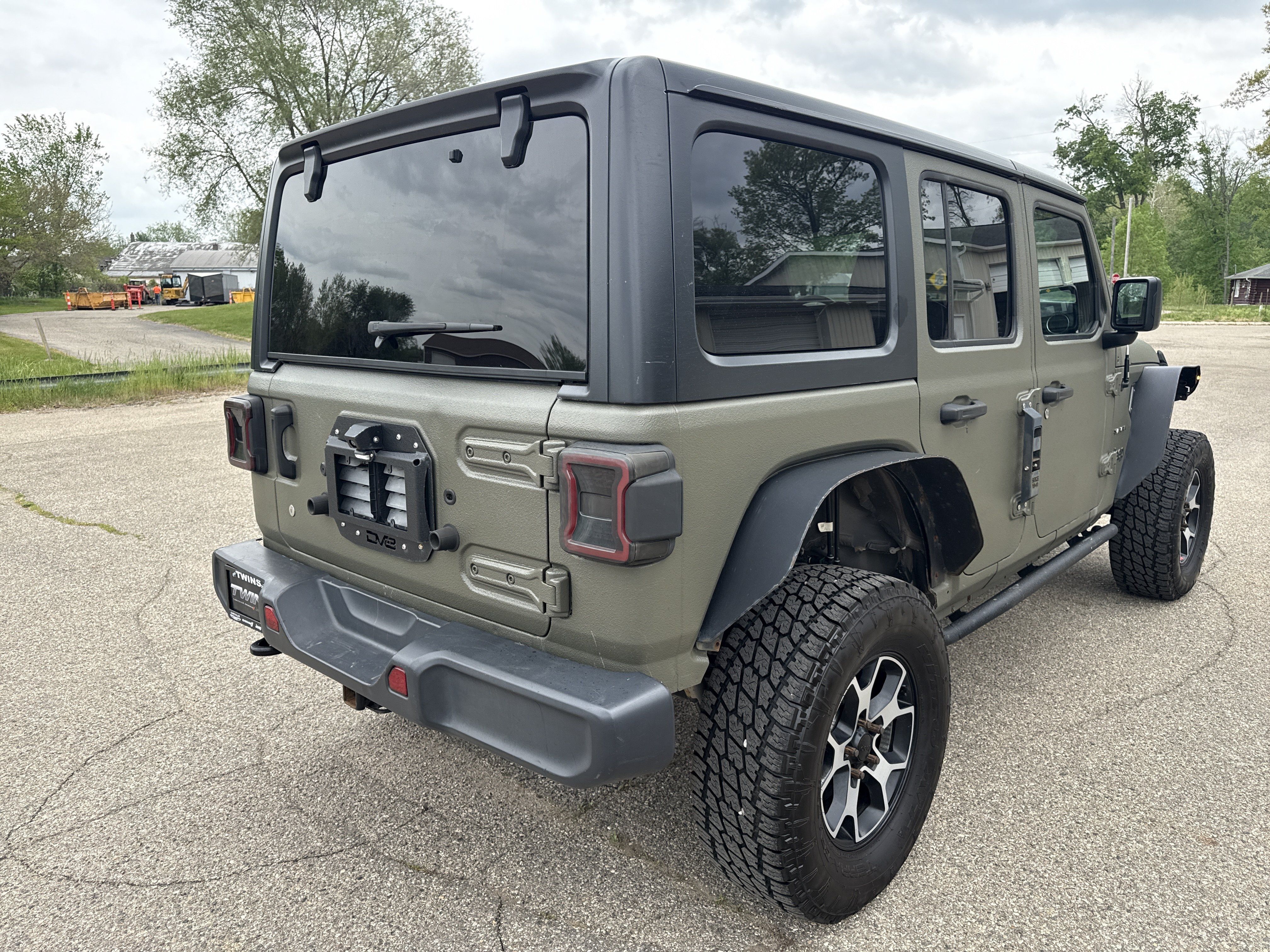 Used 2018 Jeep Wrangler Unlimited Sahara AWD/4WD image 3