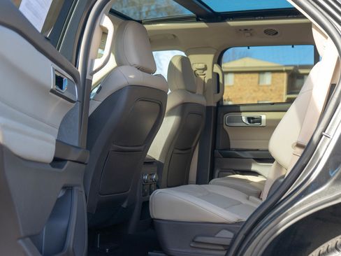 Used 2020 Ford Explorer Platinum image 24