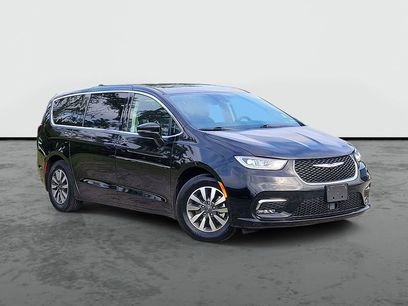 Used 2024 Chrysler Pacifica Select