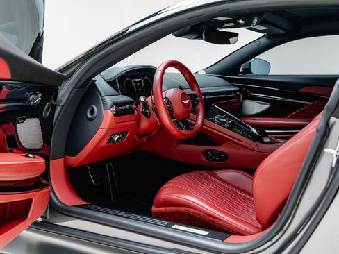 Used 2024 Aston Martin DB12 Coupe RWD image 3