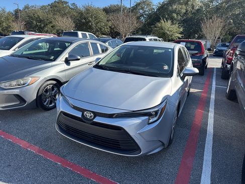Used 2025 Toyota Corolla LE image 2