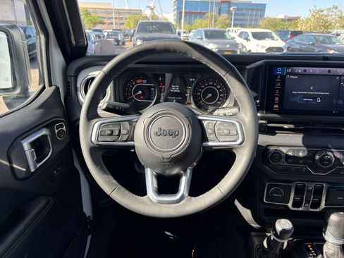 Used 2025 Jeep Wrangler Unlimited Sahara AWD/4WD image 34