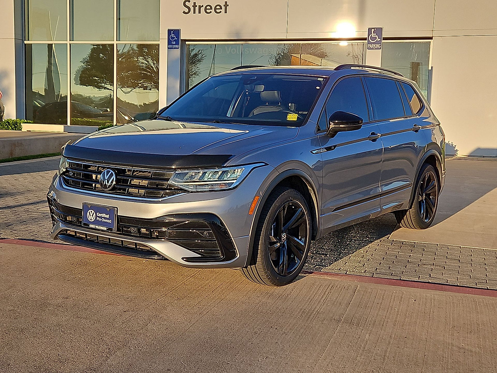 Certified 2024 Volkswagen Tiguan SE R-Line FWD image 4