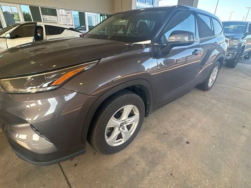 Used 2021 Toyota Highlander LE FWD image 1