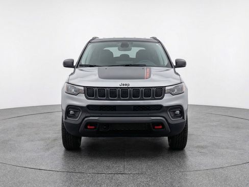 Used 2025 Jeep Compass Trailhawk AWD/4WD image 2