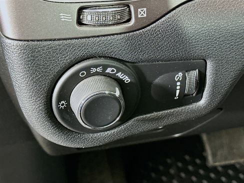 Used 2020 Jeep Cherokee Latitude w/ Cold Weather Group image 16