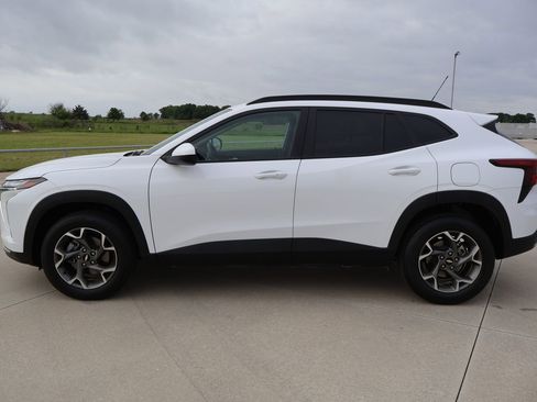 Used 2025 Chevrolet Trax LT w/ LT Convenience Package FWD image 2
