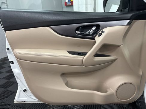 Used 2016 Nissan Rogue SV AWD/4WD image 17