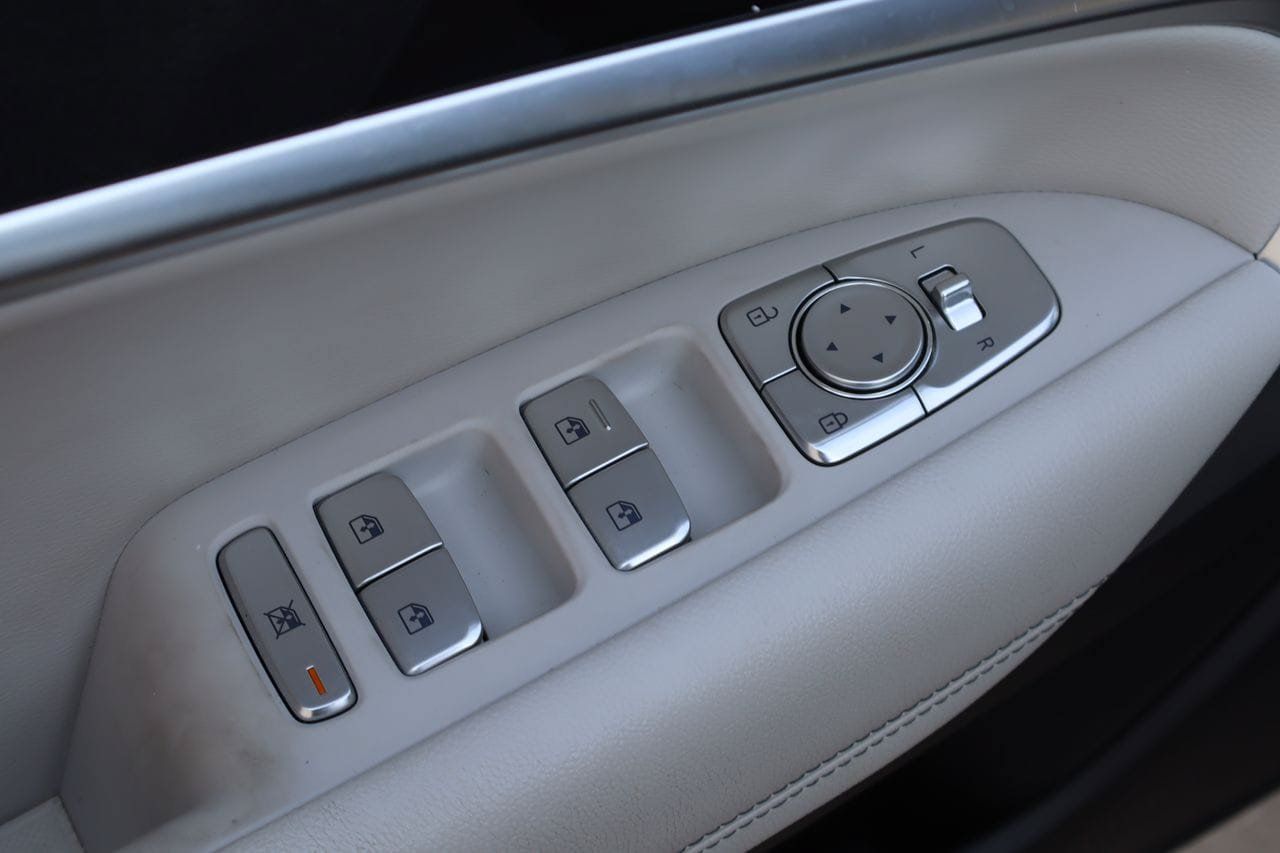 Used 2025 Genesis G70 2.5T RWD image 19