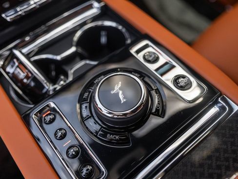 Certified 2025 Rolls-Royce Cullinan Black Badge w/ Leather Finishing Pack AWD/4WD image 31