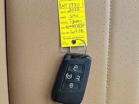 Certified 2022 Volkswagen Tiguan SE R-Line image 36