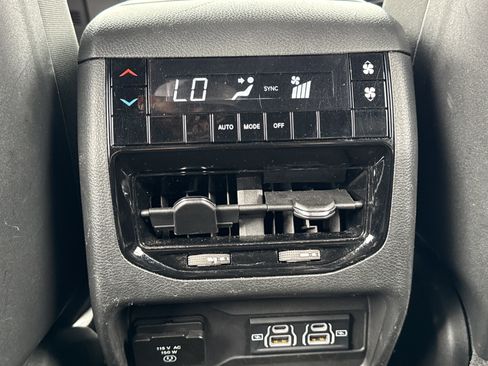 Used 2024 Jeep Grand Cherokee L Laredo image 17