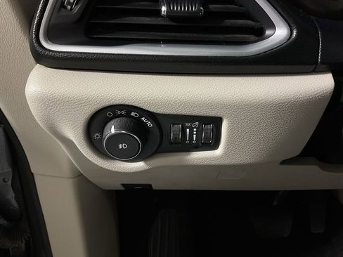 Used 2017 Chrysler Pacifica Touring-L Plus image 27