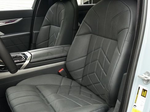 Used 2023 BMW 760i xDrive image 9