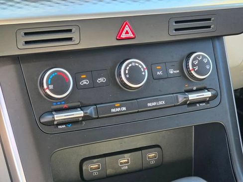 Used 2024 Kia Carnival LX FWD image 19