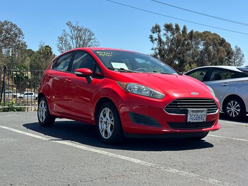 Used 2015 Ford Fiesta SE FWD image 2
